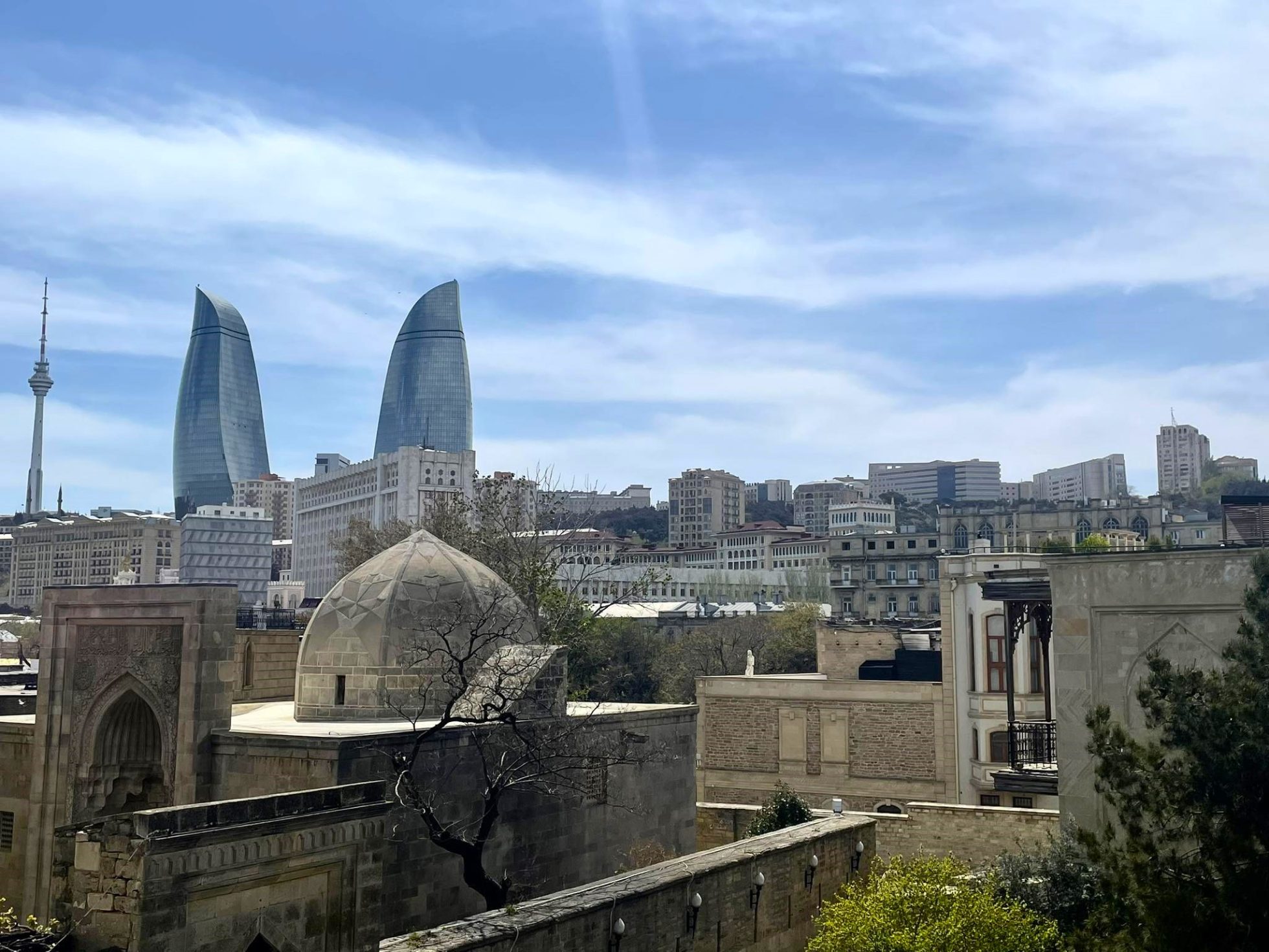 Ulica Stare Miasto w Baku z widocznymi budynkami i ludźmi.